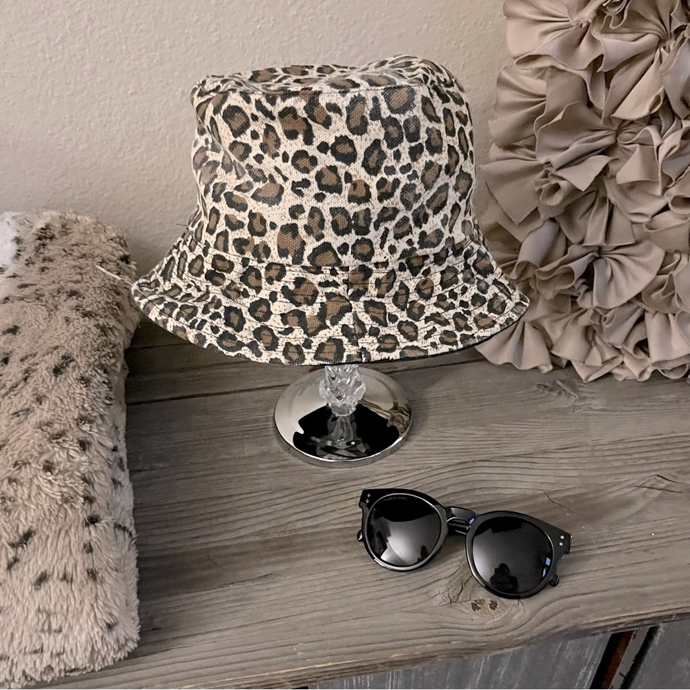 Thomas James Black Frame Sunglasses & Cheetah Print/Black Reversible Bucket Hat